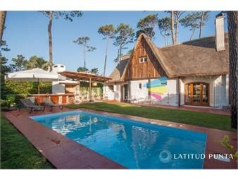 https://www.gallito.com.uy/pinares-amplia-casa-con-piscina-inmuebles-20779559