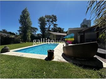 https://www.gallito.com.uy/venta-casa-con-piscina-en-playa-mansa-inmuebles-25137373