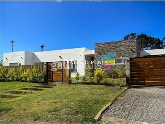 https://www.gallito.com.uy/casa-moderna-con-piscina-climatizada-tres-dormitorios-inmuebles-22949712