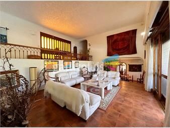 https://www.gallito.com.uy/casa-en-venta-de-4-dormitorios-en-cantegril-punta-del-este-inmuebles-16906254