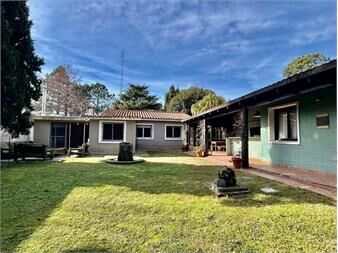 https://www.gallito.com.uy/venta-de-casa-con-3-dormitorios-en-carrasco-norte-inmuebles-27599461