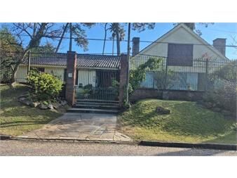 https://www.gallito.com.uy/venta-de-exclusiva-casa-en-cantegril-4-dormitorios-inmuebles-27373544