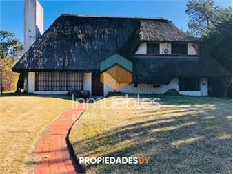 https://www.gallito.com.uy/casa-en-punta-del-este-tres-dormitorios-y-servicio-inmuebles-25421893