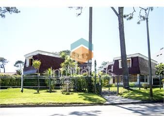 https://www.gallito.com.uy/casa-en-venta-2-dormitorios-en-playa-mansa-punta-del-este-inmuebles-25037599