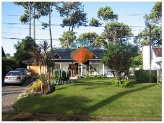 https://www.gallito.com.uy/hermosa-casa-en-barrio-residencial-inmuebles-26427151