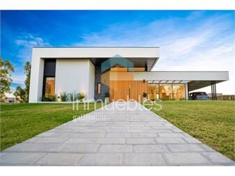 https://www.gallito.com.uy/casa-a-dos-cuadras-de-la-playa-real-de-san-carlos-village-inmuebles-27156278