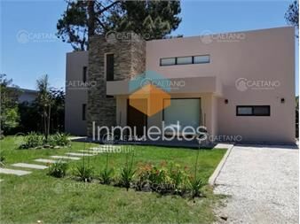 https://www.gallito.com.uy/hermosa-casa-moderna-en-barrio-privado-la-inmuebles-19065250