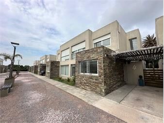 https://www.gallito.com.uy/venta-casa-con-estufa-jardin-y-parrillero-2-cocheras-carra-inmuebles-26928495
