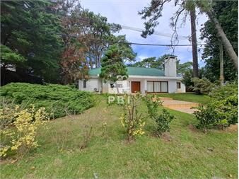 https://www.gallito.com.uy/venta-de-casa-5-dormitorios-mas-servicio-ref-inmuebles-25900503
