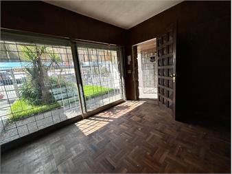https://www.gallito.com.uy/casa-en-venta-cuatro-dormitorios-tres-baños-piscina-bar-inmuebles-27306191