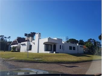 https://www.gallito.com.uy/hermosa-casa-en-venta-a-pasos-de-playa-mansa-del-inmuebles-20974488
