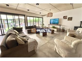 https://www.gallito.com.uy/casa-de-3-dormitorios-con-piscina-climatizada-en-inmuebles-27608800