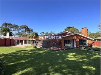 https://www.gallito.com.uy/punta-del-este-casa-en-venta-de-3-dormitorios-en-inmuebles-27609452