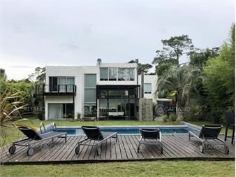 https://www.gallito.com.uy/venta-casa-5-dormitorios-playa-brava-punta-del-inmuebles-27623917