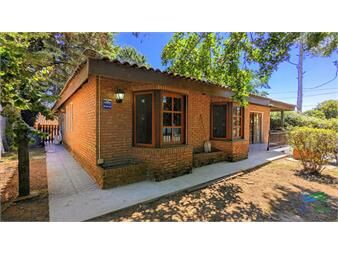 https://www.gallito.com.uy/venta-de-casa-3-dormitorios-en-barrio-cantegril-inmuebles-24802209
