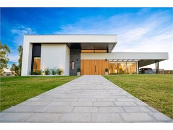 https://www.gallito.com.uy/casa-a-dos-cuadras-de-la-playa-real-de-san-carlos-village-inmuebles-27156277