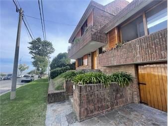 https://www.gallito.com.uy/excelente-casa-de-4-dormitorios-a-pasos-de-la-rambla-inmuebles-27373742