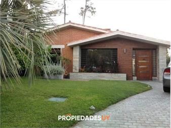 https://www.gallito.com.uy/chalet-en-playa-mansa-4-dormitorios-con-piscina-inmuebles-26535370