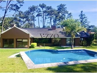 https://www.gallito.com.uy/excelente-casa-de-4-dormitorios-piscina-y-en-san-inmuebles-25588112