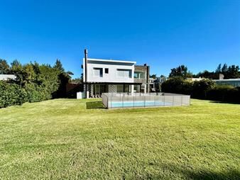https://www.gallito.com.uy/alquiler-de-casa-en-altos-de-la-tahona-con-4-dormitorios-y-s-inmuebles-27642536