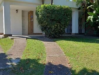 https://www.gallito.com.uy/casa-en-una-planta-de-221-m2-en-padron-unico-de-900-m2-inmuebles-14106622