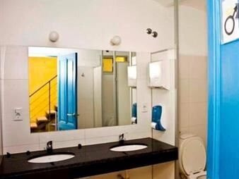 https://www.gallito.com.uy/hermoso-hostel-a-metros-del-puerto-inmuebles-21863925