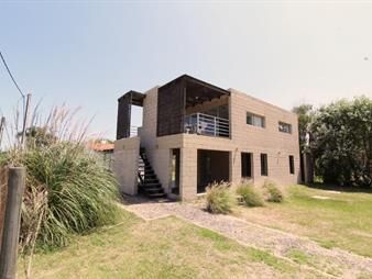 https://www.gallito.com.uy/divina-casa-minimalista-a-300m-playa-el-barco-amplia-terra-inmuebles-21903783