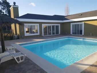 https://www.gallito.com.uy/divina-casa-en-altos-de-la-tahona-con-bcoa-y-piscina-inmuebles-22436915