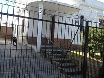 https://www.gallito.com.uy/excelente-casa-con-renta-3-dormitorios-garajes-y-barbacoas-inmuebles-23275982