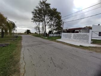 https://web5.gallito.com.uy/venta-cruz-de-carrasco-viviendas-y-galpon-en-terreno-de-777-inmuebles-23344109