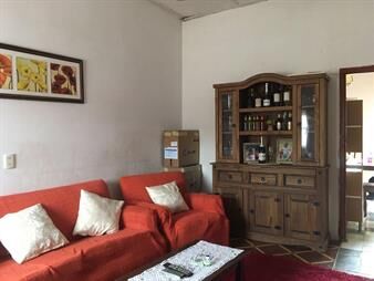 https://www.gallito.com.uy/casa-de-una-habitacion-y-amplio-patio-buena-ubicacion-inmuebles-24053144