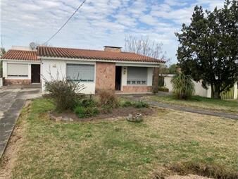 https://www.gallito.com.uy/amplia-casa-en-un-entorno-parquisado-cerca-de-la-uam-inmuebles-24422047