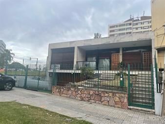 https://web5.gallito.com.uy/susena-inversiones-vende-mansion-cjardin-300-inmuebles-24987132
