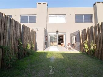 https://www.gallito.com.uy/venta-casa-carrasco-2-dormitorios-jardin-exclusivo-inmuebles-26242763