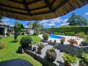https://www.gallito.com.uy/casa-con-fondo-y-piscina-inmuebles-26627779