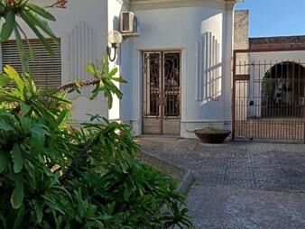 https://web5.gallito.com.uy/hermosa-casa-con-gran-potencial-jardin-fondo-cocheras-inmuebles-26855545