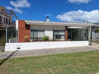 https://www.gallito.com.uy/casa-amplia-con-barbacoa-a-paso-de-centro-comercial-impecabl-inmuebles-27003244