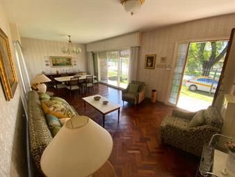 https://web5.gallito.com.uy/de-categoria-gran-chalet-con-fondo-verde-inmuebles-27091327