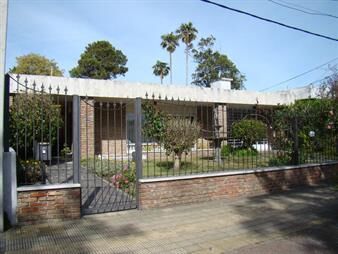 https://web5.gallito.com.uy/venta-de-casa-en-punta-gorda-alejandro-fleming-con-piscina-inmuebles-27402586