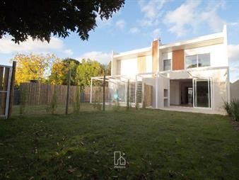 https://web5.gallito.com.uy/venta-casa-3-dormitorios-carrasco-jardin-parrillero-gje-inmuebles-27479104