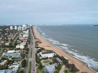 https://www.gallito.com.uy/se-vende-terreno-en-punta-del-este-las-delicias-inmuebles-27700014
