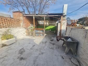 https://www.gallito.com.uy/venta-casa-liv-al-frente-2-dorm-azotea-punico-la-comercial-inmuebles-27703280