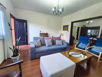 https://www.gallito.com.uy/impecable-propiedad-en-dos-plantas-tres-dormitorios-y-2-gge-inmuebles-27786974