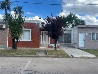 https://www.gallito.com.uy/venta-de-casa-en-la-paz-centrica-inmuebles-27787697