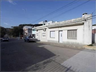 https://web5.gallito.com.uy/muy-luminosa-y-comoda-casita-de-2-dorm-y-patio-sin-gcom-inmuebles-27809135