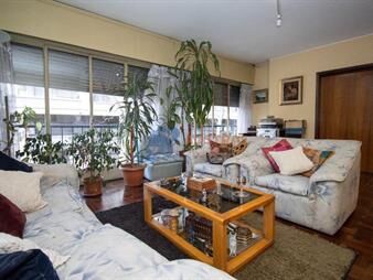 https://www.gallito.com.uy/venta-apartamento-3-dormitorios-y-servicio-en-centro-inmuebles-27897359