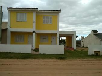 https://www.gallito.com.uy/2-duplex-hermosos-en-alvorada-con-garage-en-avda-principal-inmuebles-27976563