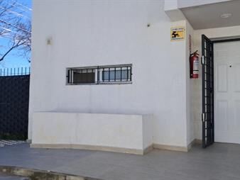 https://www.gallito.com.uy/al-frente-independiente-con-jardin-y-estacionamiento-inmuebles-27980709