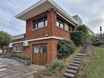 https://www.gallito.com.uy/espectacular-casa-de-estilo-a-metros-de-la-playa-mansa-inmuebles-27985242