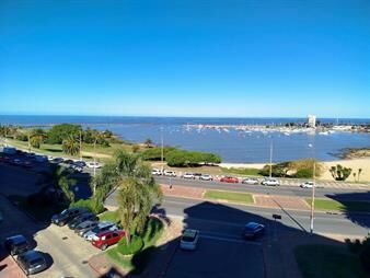 https://web5.gallito.com.uy/venta-bajo-puerto-del-buceo-excepcional-apto-frente-al-mar-inmuebles-28040261